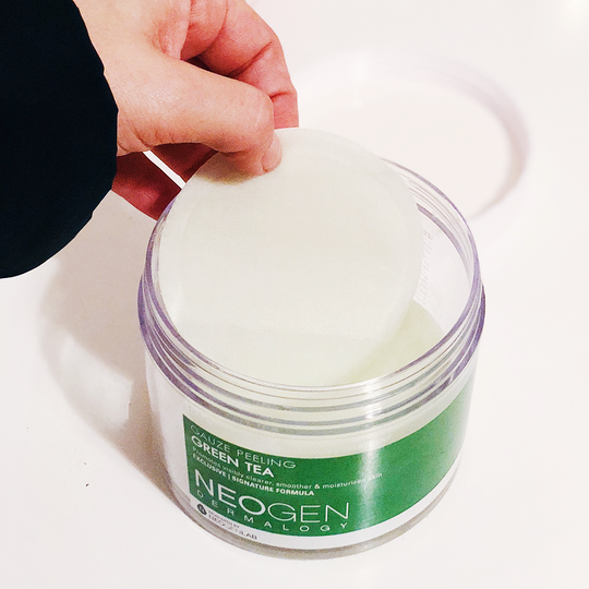 NEO I SPOTLIGHTExfoliation 2-in-1 with these Green Tea Gauze Pads - NEOGEN GLOBAL